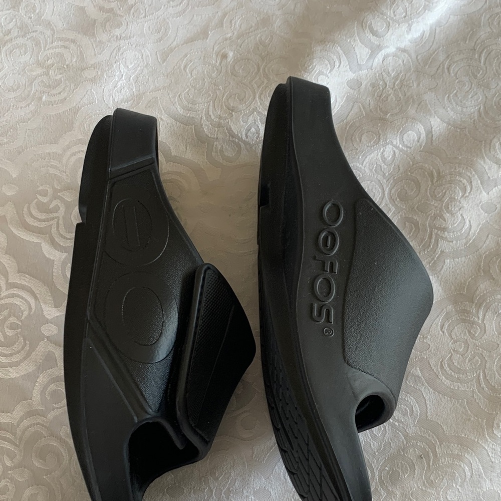 OOFOS Black Comfort Slides - Picture 4 of 13